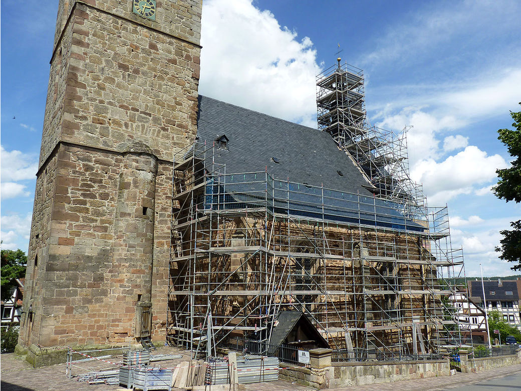 Einrüstung von St. Crescentius an der Südseite (Foto: Karl-Franz Thiede)